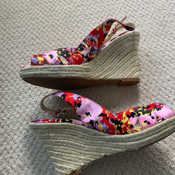 NWOT GUESS FLORAL WEDGES - Picture 2 of 3